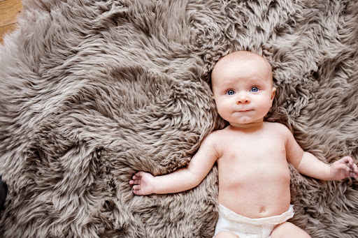 3 روش برای از بین بردن دود سیگار از فرش