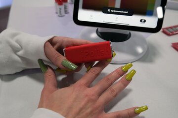 این ناخن هوشمند در لحظه تغییر رنگ میدهد این ناخن هوشمند در لحظه تغییر رنگ میدهد