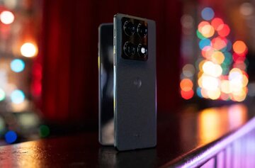 ولین گوشی تاشو کتابی موتورولا معرفی شد ولین گوشی تاشو کتابی موتورولا معرفی شد