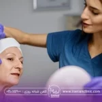 دکتری با موهای بلند که دست کش آبی به دست دارد و دستش را از بالا سر زنی که نشسته آورده است که در حال بررسی پوست وی برای انجام اندو لیفت میباشد