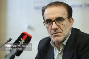 رئیس‌زاده: ۳۰ هزار پزشک دست از طبابت کشیده‌اند