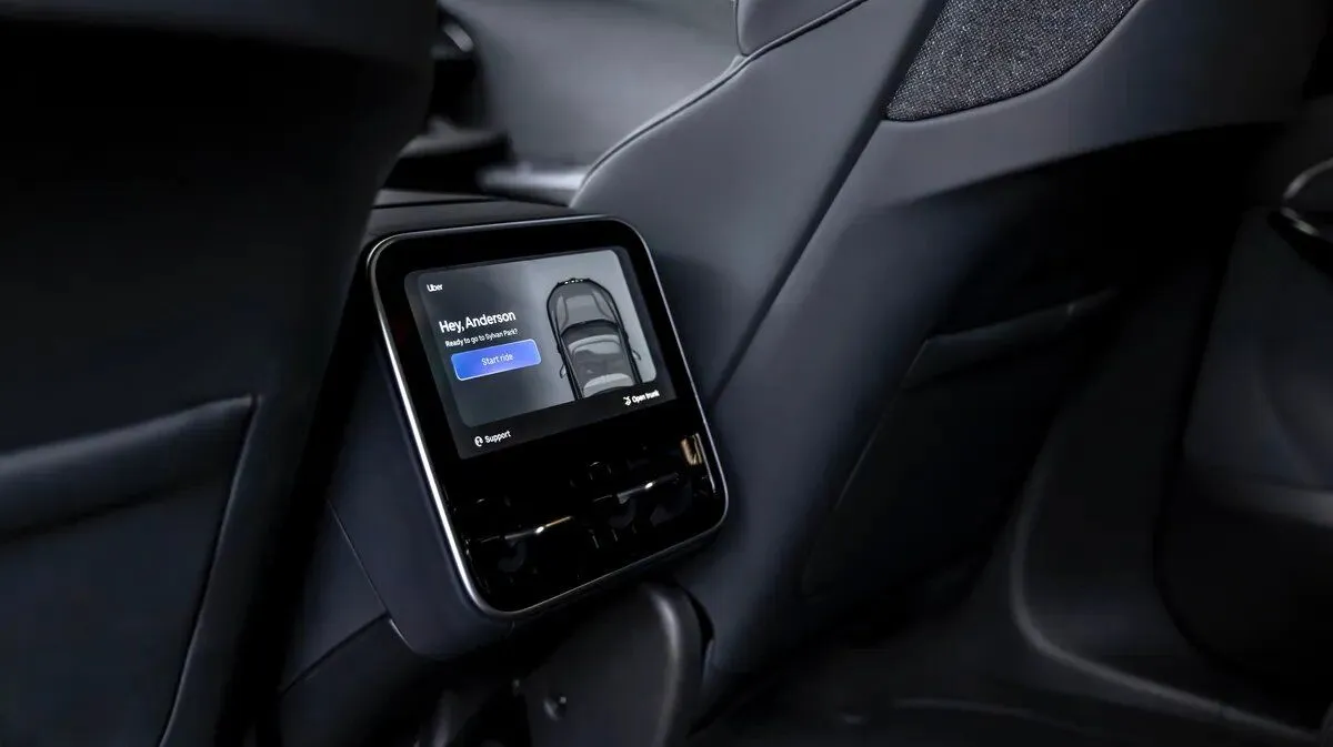 رونمایی از لوکس‌ترین تاکسی اینترنتی رباتیک + عکس