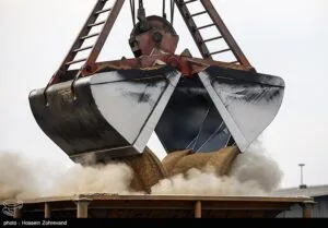 کشتی‌های حامل کالا‌های اساسی ٢4 ساعته تخلیه می‌شوند