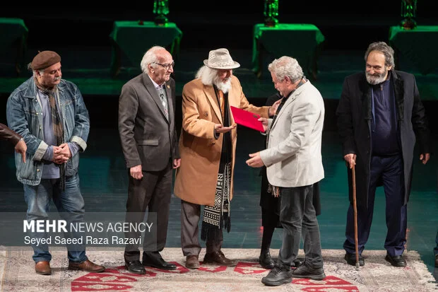 از رسیدن جایزه فجر به نمایشی از هرمزگان تا اجرایی متفاوت از متن چخوف
