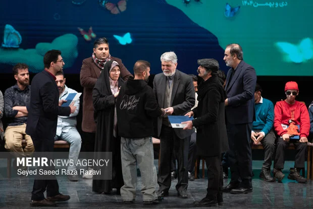 از رسیدن جایزه فجر به نمایشی از هرمزگان تا اجرایی متفاوت از متن چخوف