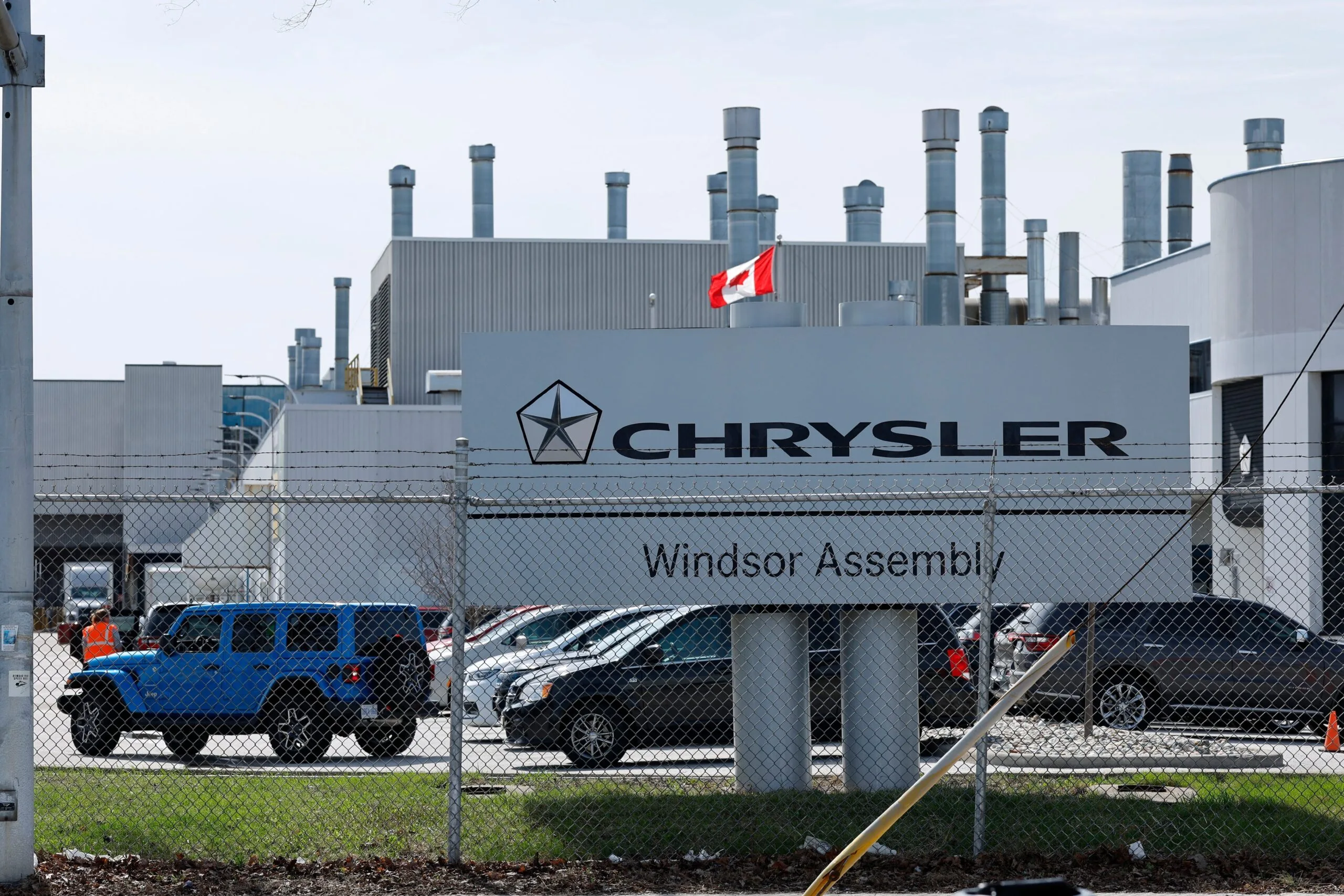ترامپ بنزین را آزاد میکند Canada Declares Stellantis in Default for Moving Jeep Production