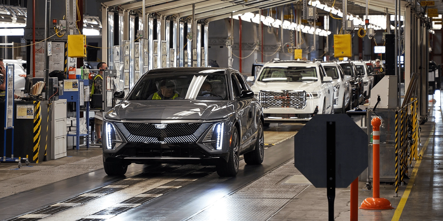 ترامپ بنزین را آزاد میکند General Motors slows down electric SUV production - electrive.com