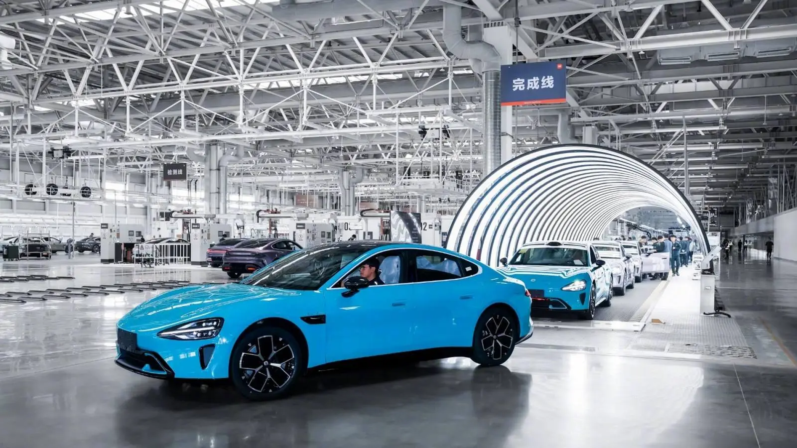 Think only Tesla's gigafactories are cool? The Xiaomi SU7 factory in China is so advanced that it has become a popular tourist destination, with auto enthusiasts happily buying tickets that are sold