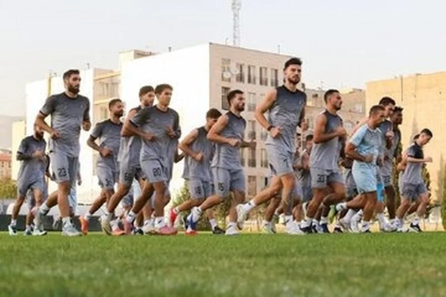 استقلالی‌ها از تهران خارج می‌شوند / زمان ازسرگیری مسابقات فوتبال مشخص نیست