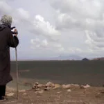 جان دادن و جان گرفتن از طبیعت؛ زنی که تنها از سرزمینش حفاظت می‌کند!