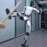 روبات انسان نما به یک کودک لگد زد