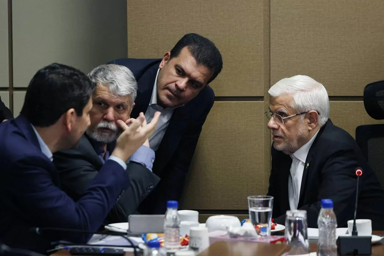 عارف: آقایی که در جلسات با اینترنت مخالفت میکند، خودش اینترنت سفید دارد عارف: آقایی که در جلسات با اینترنت مخالفت میکند، خودش اینترنت سفید دارد