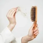 چرا موهای زنان پس از زایمان می‌ریزد؟