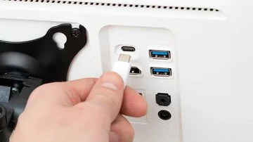 علامت D کنار پورت USB چه کاربردی دارد؟