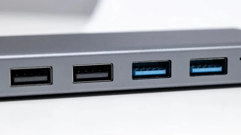علامت D کنار پورت USB چه کاربردی دارد؟