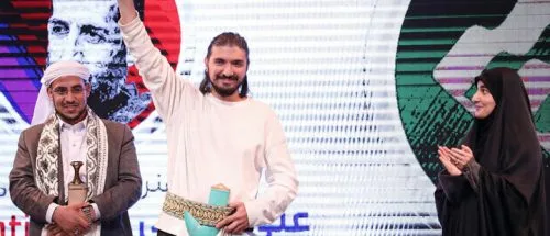 اهدای «خنجر یمنی» و اجرای علی‌وار حامد زمانی در اختتامیه «ترور آنلاین»_695cb0ec7ecbf.jpeg